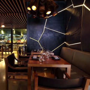 Ресторан Novikov, Лондон - Ресторатор Аркадий Новиков - Стены из сланца Welsh Slate с подсветкой