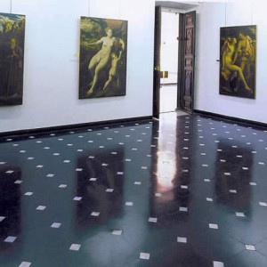 Полы из натурального сланцевого камня и белого мрамора