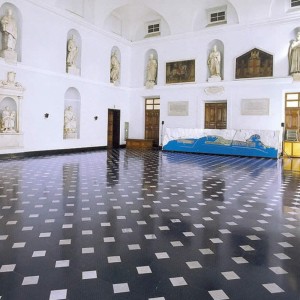 Полы из натурального сланцевого камня и белого мрамора