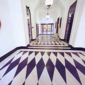 Полы из натурального сланцевого камня и белого мрамора