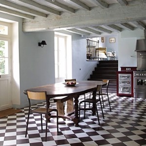 Полы из натурального сланцевого камня и белого мрамора