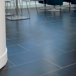 Сланец Welsh Slate можно мыть обычной бытовой химией, его часто выбирают в качестве напольной плитки для общественных мест, офисов, бизнес-центров