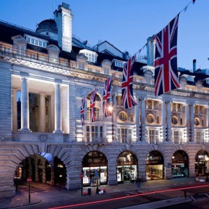 Кафе Royal на Риджент-стрит в Лондоне подает свои фирменные блюда на сланцевой посуде Welsh Slate Slateware уже много лет