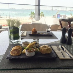 Сланцевая посуда Welsh Slate Slateware в ресторане SevenSands Дубаи, Эмираты, ОАЭ